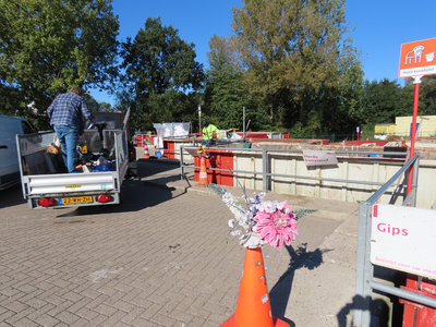 912063 Gezicht op de containers voor verschillende afvalstoffen op afvalscheidingsstation De Stits (Mostperenlaan 2) te ...